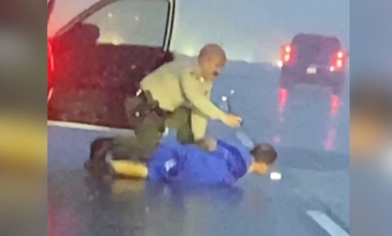 Vídeo | Un prisionero intenta escapar de una patrulla en Los Ángeles