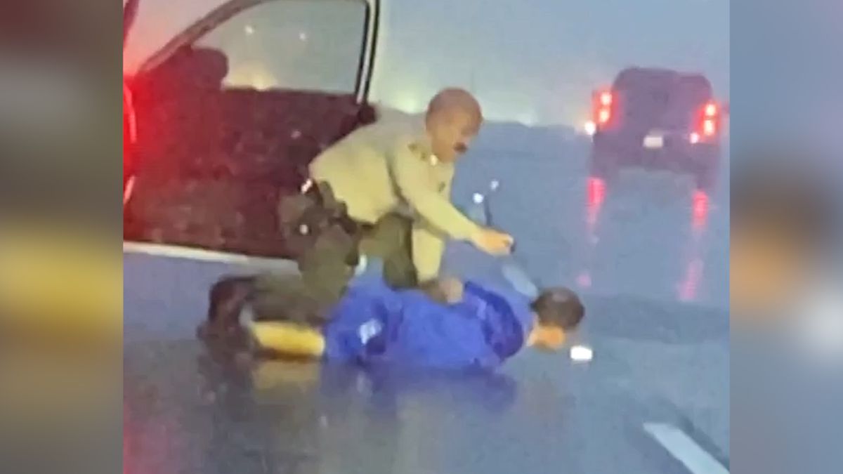 Vídeo |  Un prisionero intenta escapar de una patrulla en Los Ángeles