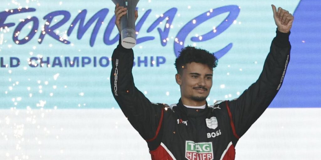 Wehrlein se impone a Dennis en la primera de las carreras de Diriyah