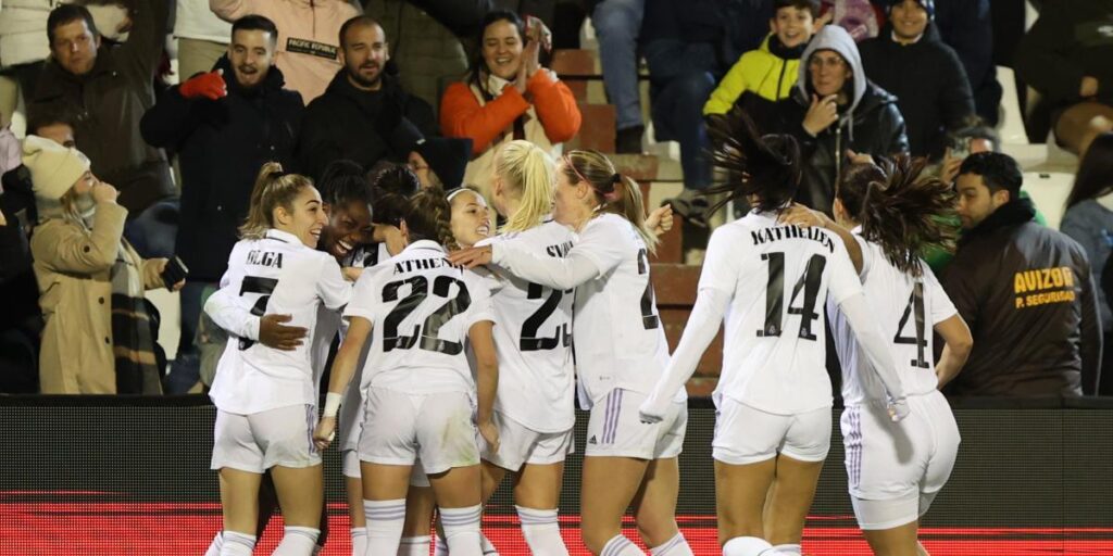 Weir empata con un golazo de falta y Paredes, expulsada