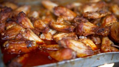 acusan a trabajadora escolar de robo millonario con alitas de pollo