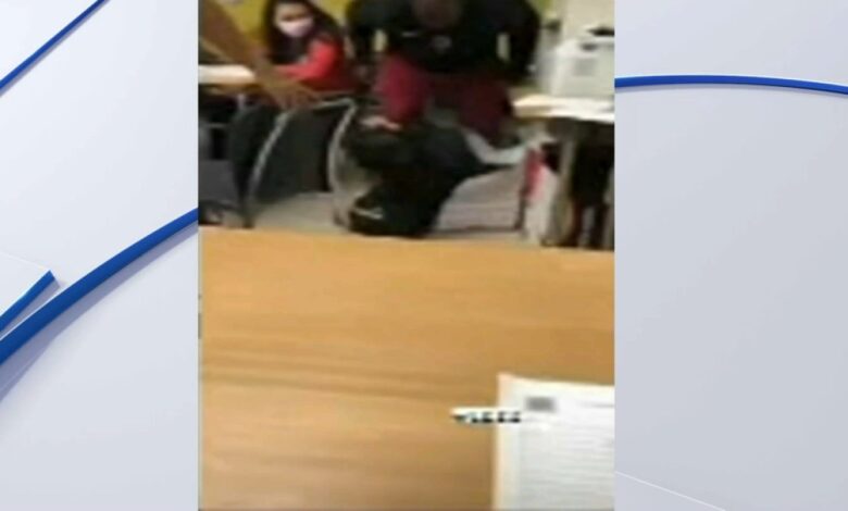 maestro lanza al suelo a estudiante durante altercado