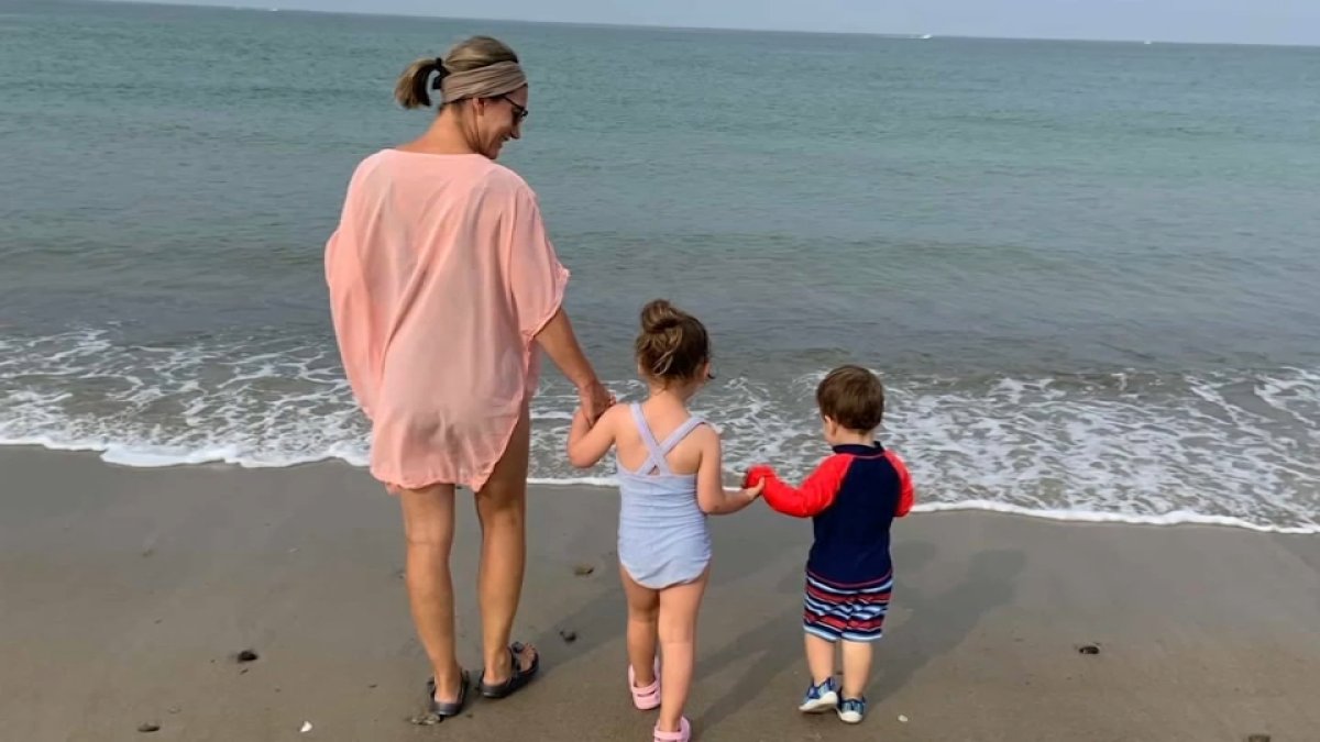 padre de Duxbury pide que perdonen a su esposa acusada de matar a sus tres hijos