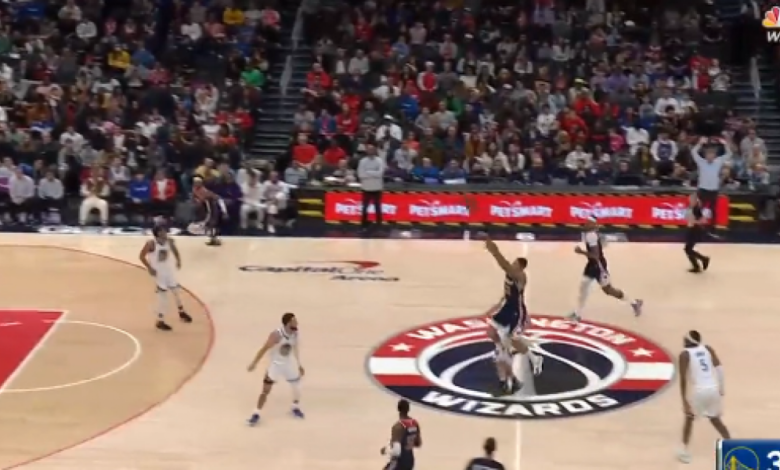 ¡Está loco! El triplazo de Kuzma desde su casa en la cara de Stephen Curry