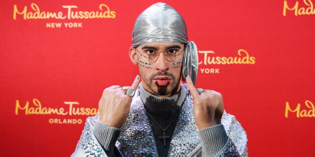 ¡Móvil al agua! La reacción de Bad Bunny con una fan que le pide una foto