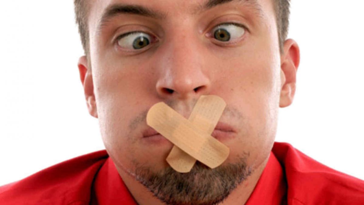 ¿Por qué tenemos mal aliento por las mañanas?