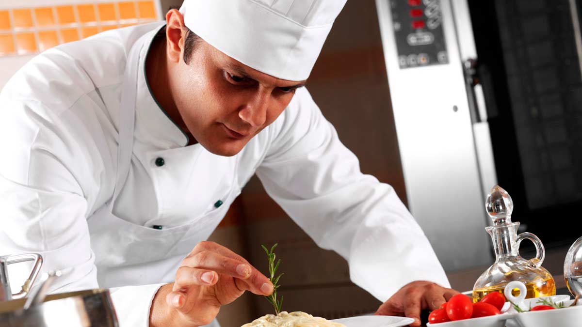 ¿Sabes por qué los cocineros llevan sombreros altos?