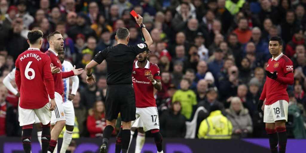 ¡Llegó la primera roja directa de la carrera de Casemiro!