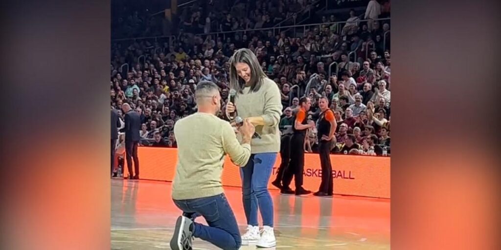 ¡Pedida de mano ante un Palau Blaugrana a rebosar!