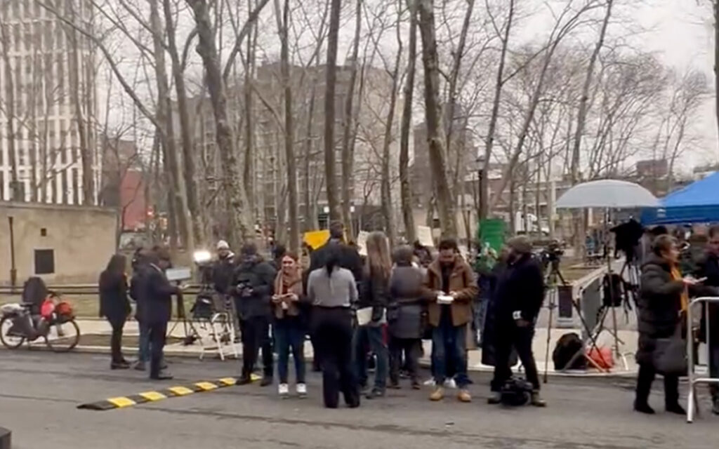 “¡Sí se pudo, sí se pudo!”, celebran afuera de corte en NY tras declarar culpable a García Luna | Video