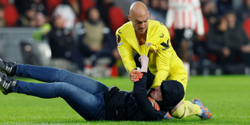 ¡Un aficionado del PSV salta al césped y golpea a Dmitrovic!