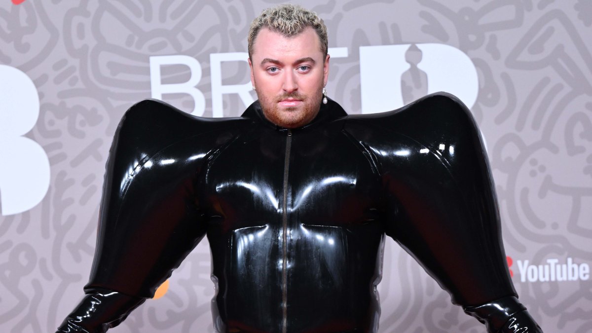 Sam Smith se vuelve viral con su atuendo en los Brit Awards