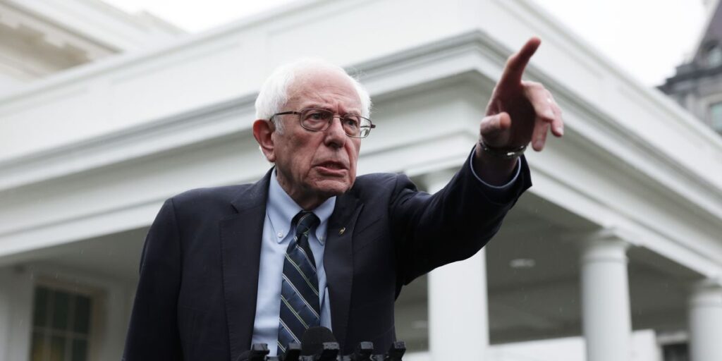 Bernie Sanders cree que los robots deberían pagar impuestos.  El tiene razón.