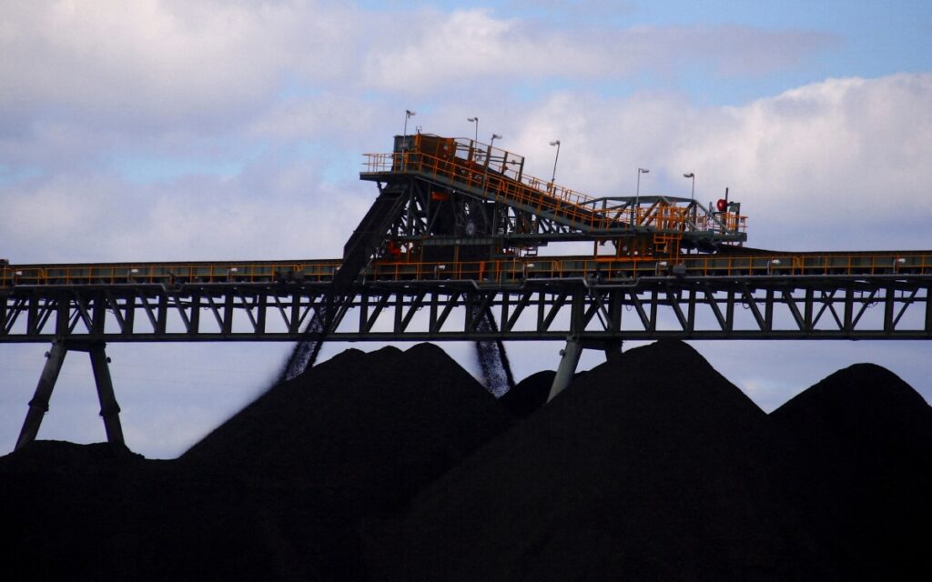 2 muertos y 50 atrapados por colapso de mina en China