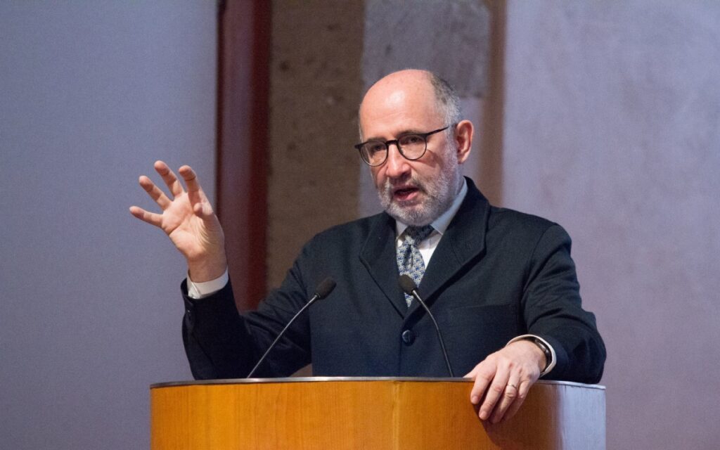 AMLO ataca a José Ramón Cossío por marcha en defensa del INE