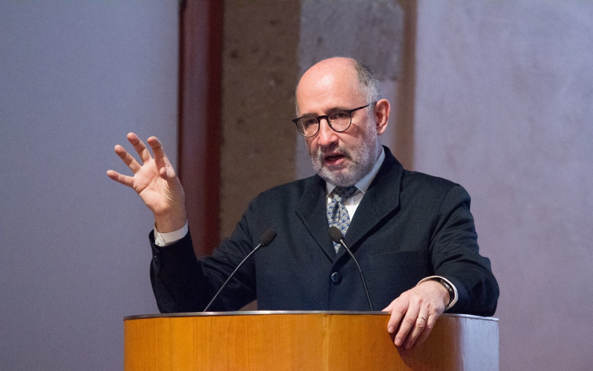 AMLO ataca a José Ramón Cossío por marcha en defensa del INE