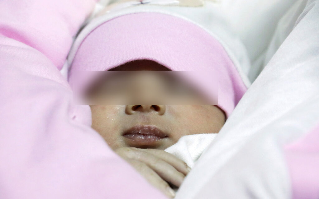 Adoptan a 'bebé milagro'; nació bajo los escombros en Siria