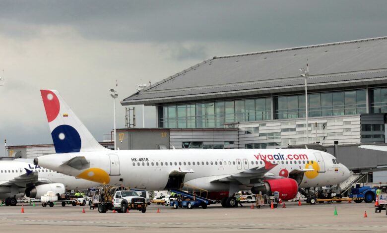 Aerolínea colombiana suspende operaciones; pasajeros protestan en aeropuertos y redes sociales