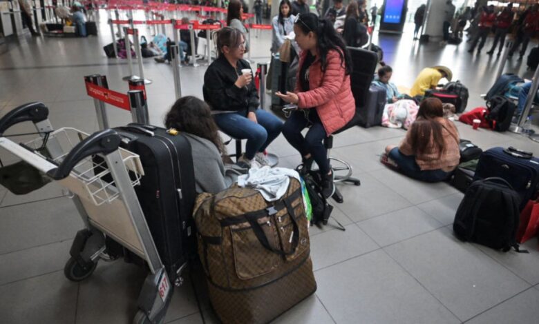 Aerolínea de bajo costo suspende operaciones en Colombia; hay cientos de pasajeros varados