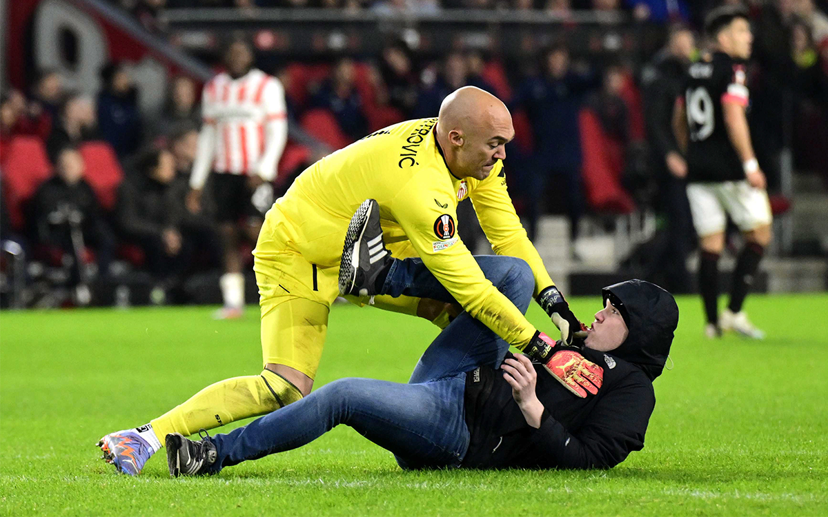 Aficionado que agredió a Dmitrovic tenía antecedentes de delitos en fútbol