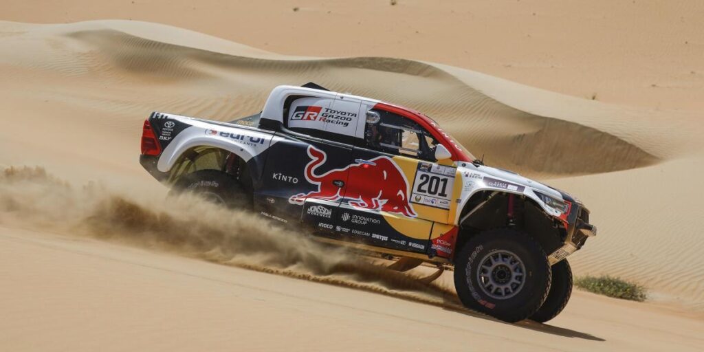 Al Attiyah en coches y Honda en motos siguen al mando en Abu Dhabi