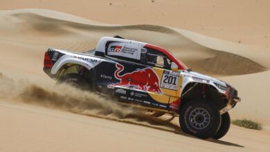 Al Attiyah en coches y Honda en motos siguen al mando en Abu Dhabi