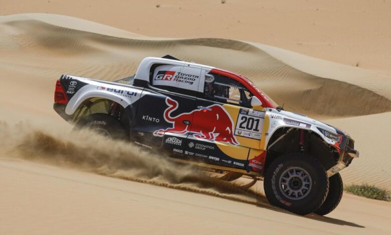 Al Attiyah en coches y Honda en motos siguen al mando en Abu Dhabi