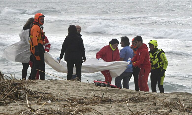 Al menos 58 inmigrantes mueren al hundirse su embarcación en la costa italiana