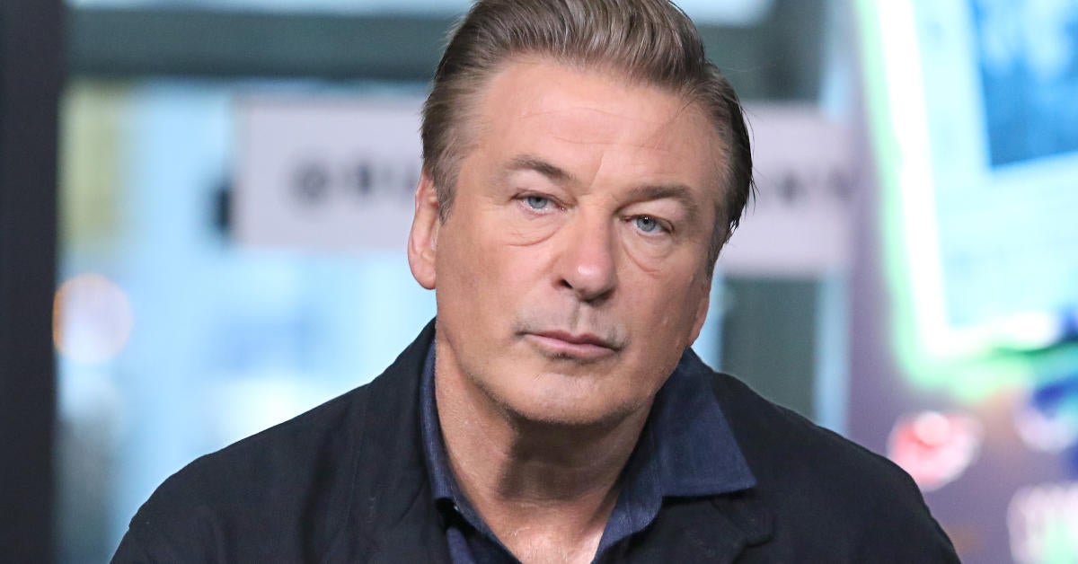Alec Baldwin acusado oficialmente de homicidio involuntario, el fiscal dice que fue negligente en el set