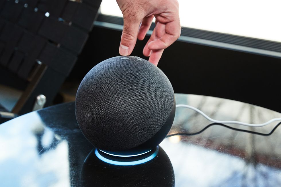 tocando botones en la parte superior de amazon echo