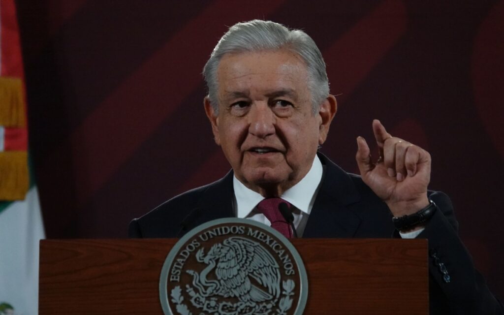Analiza AMLO demandar a abogado de García Luna en Estados Unidos