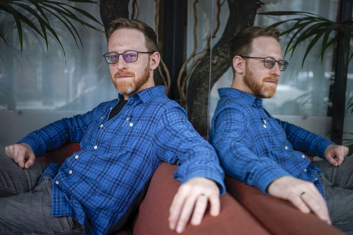 Andrew Marantz: “Las redes sociales han acelerado el alcance y la amplitud de los mensajes de la extrema derecha”