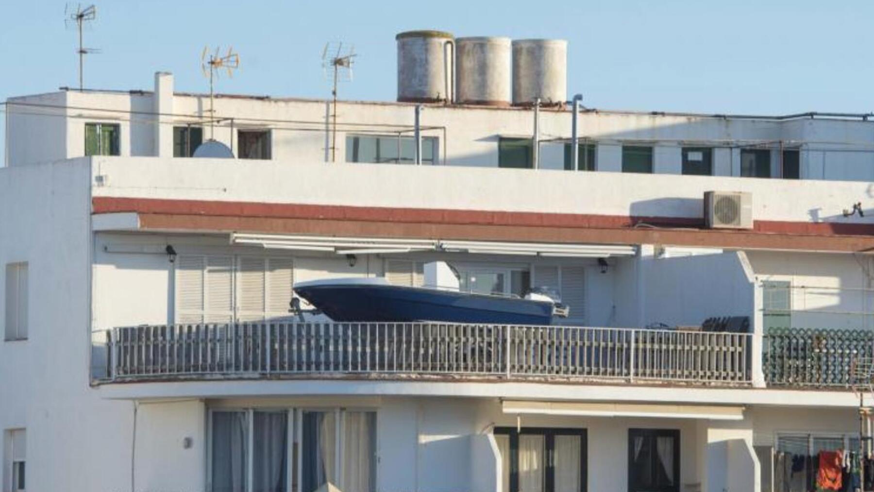 Aparca su barca en la terraza para ahorrarse el dinero del amarre y ocurre esto