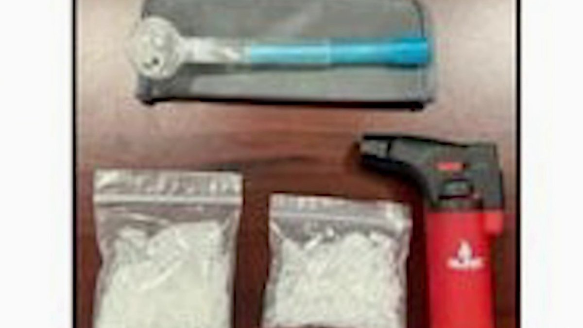 Arrestan a pareja por robo de auto y posesión de drogas en Florida