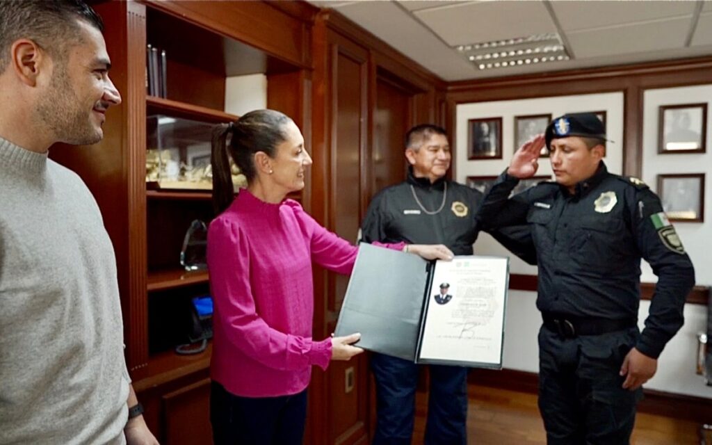 Ascienden a policías que detuvieron a hombre que mató a otro y se atrincheró en Iztapalapa | Videos
