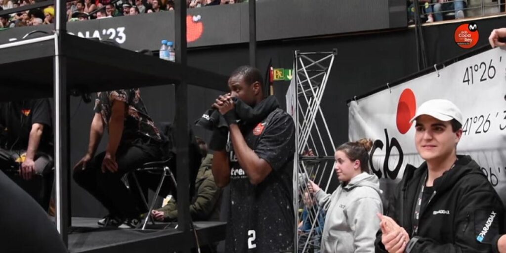 Así de nervioso estaba Moussa Diagné en los últimos segundos del Joventut - Tenerife