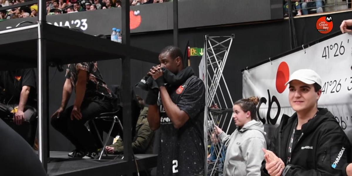 Así de nervioso estaba Moussa Diagné en los últimos segundos del Joventut - Tenerife