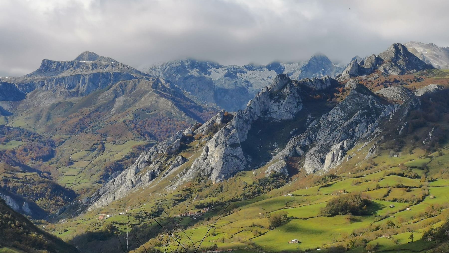 Así es la cascada espectacular que está triunfando en España para escaparse un fin de semana