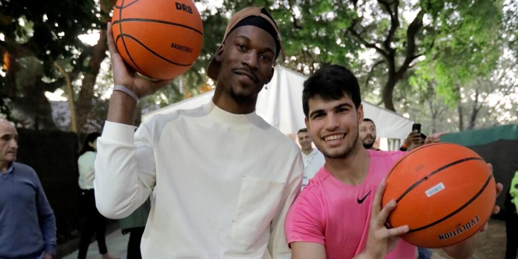 Así fue el duelo entre Carlos Alcaraz y Jimmy Butler en una pista de baloncesto