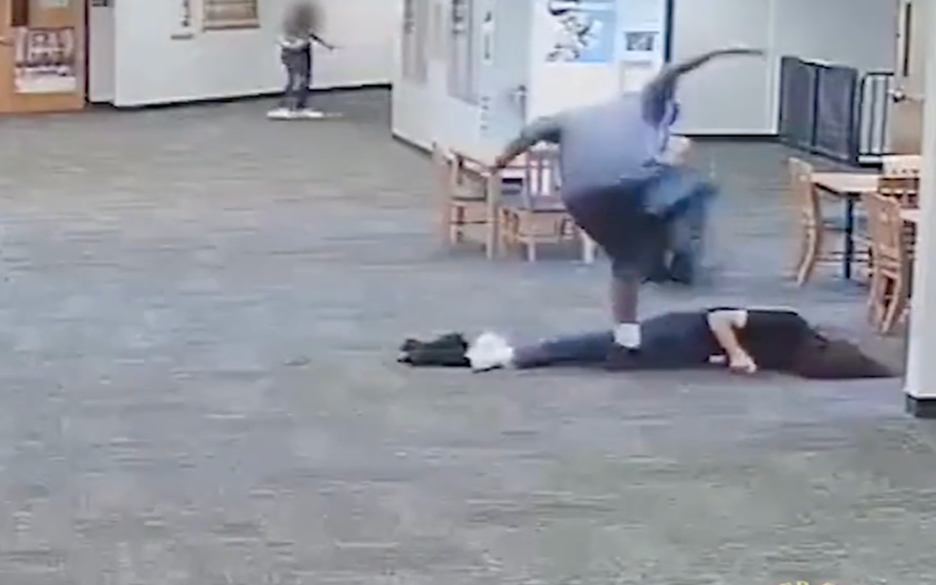 Ataca y amenaza a profesora porque le quitó el Nintendo Switch | Video