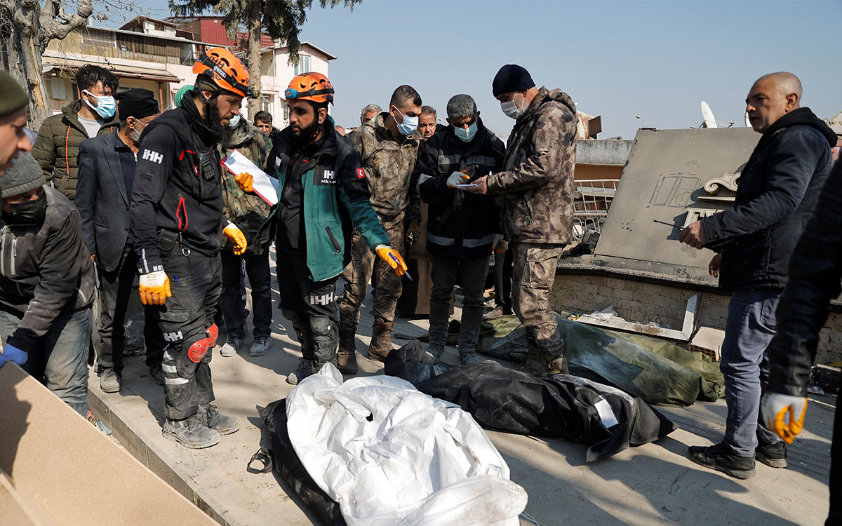 Aumentan a 45 mil los muertos por sismos en Turquía y Siria