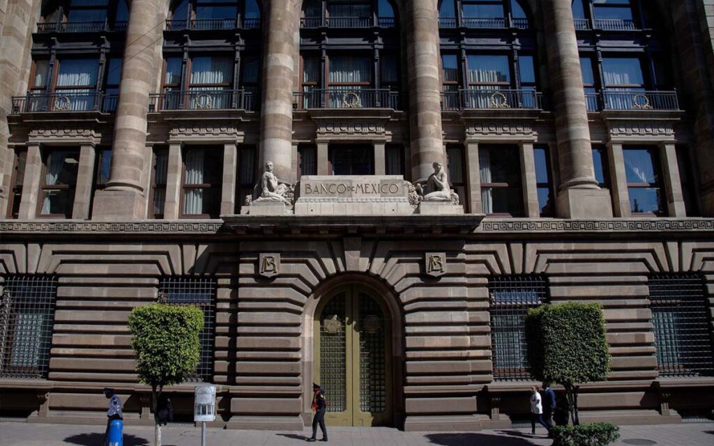 Banxico sube tasa de interés en 50 puntos hasta 11% récord