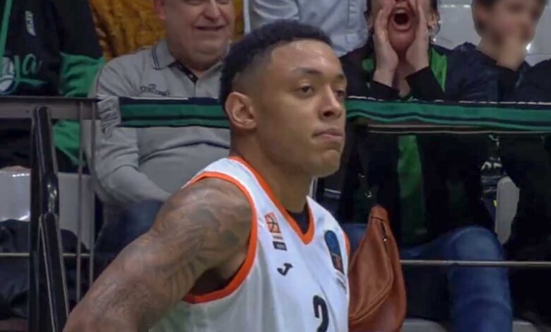 Basquetbolista brasileño recibe insultos racistas durante partido en España | Video