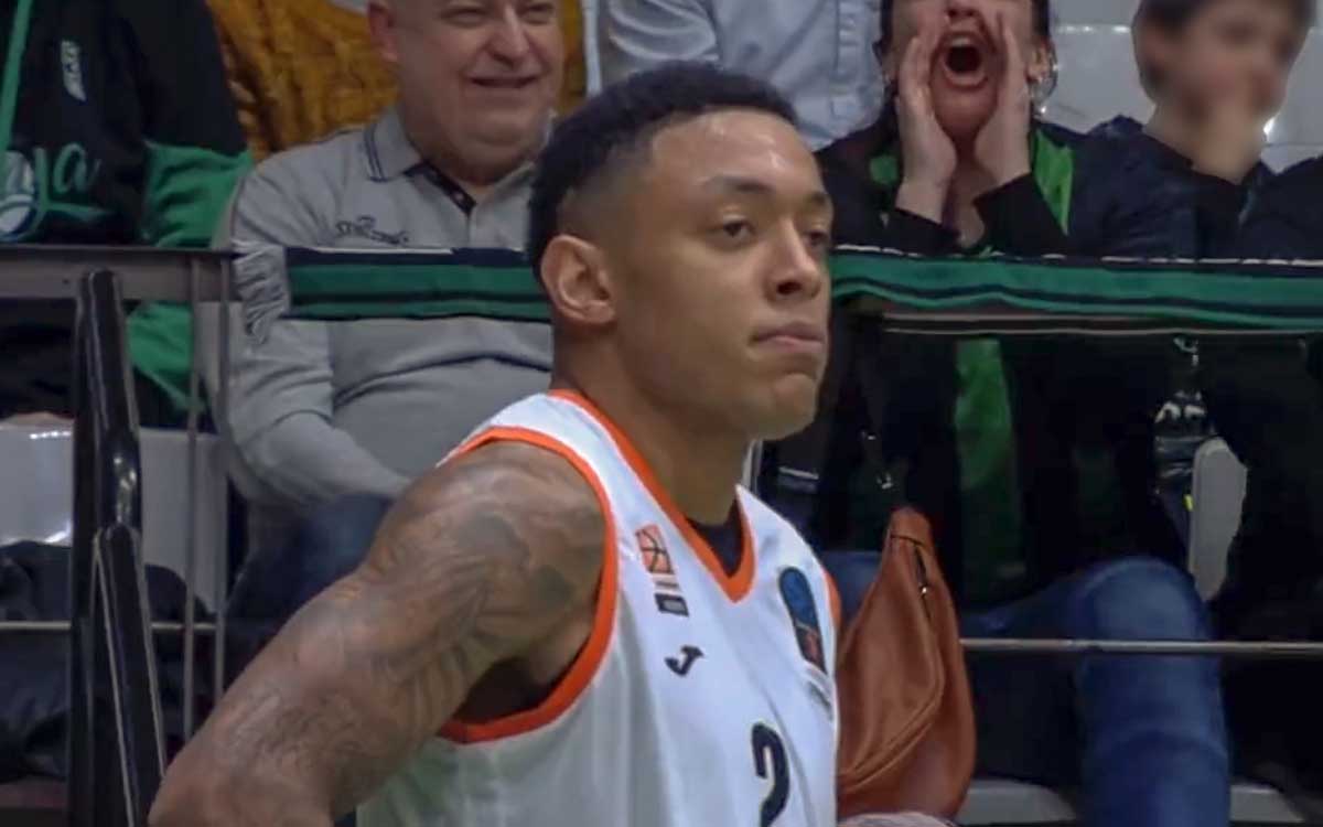 Basquetbolista brasileño recibe insultos racistas durante partido en España | Video