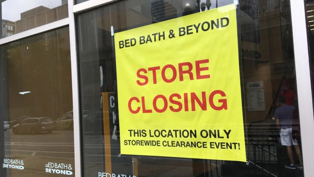 Bed Bath & Beyond vende acciones y cierra tiendas para evitar la quiebra