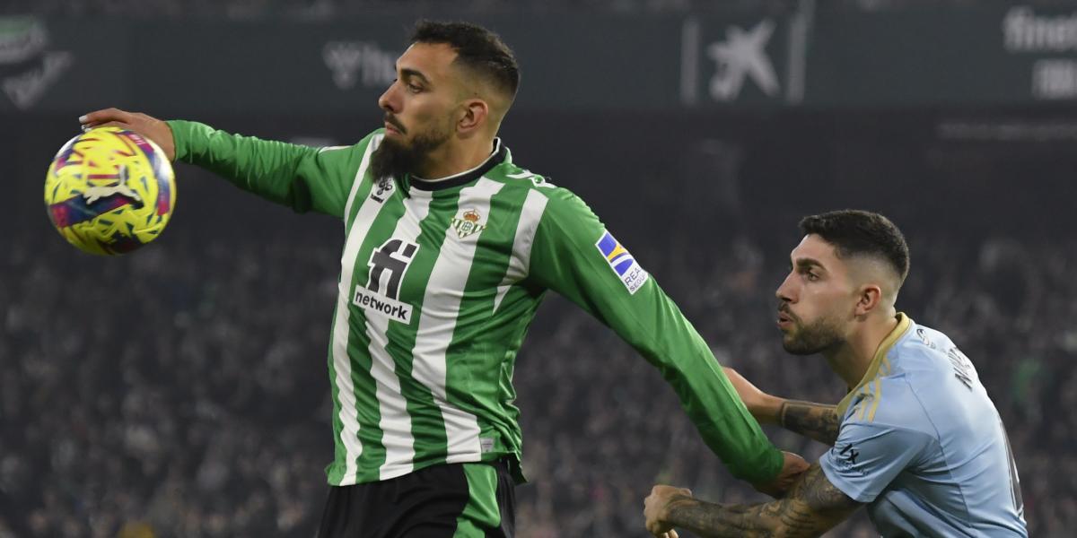 Borja Iglesias, operado de un dedo de la mano