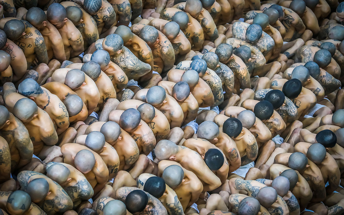 Bukele exhibe traslado de miles de pandilleros a megacárcel