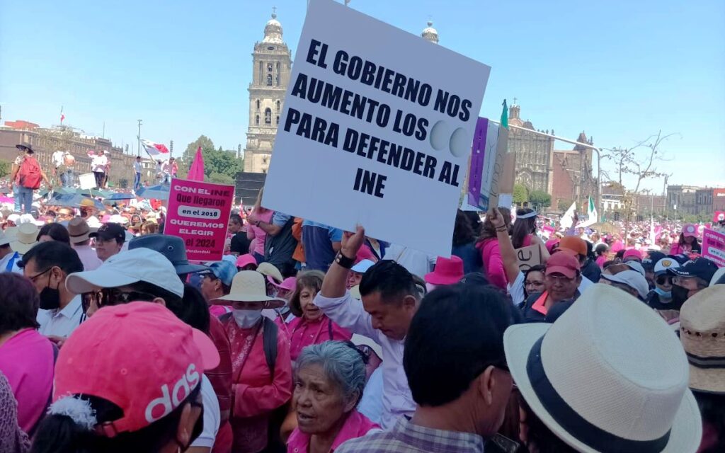 Carteles y pancartas ciudadanas respaldaron al INE el domingo | Fotos