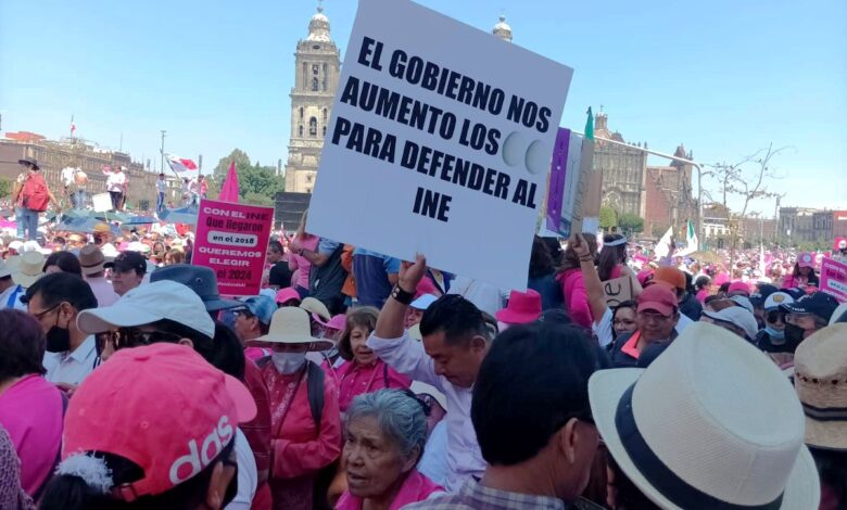 Carteles y pancartas ciudadanas respaldaron al INE el domingo | Fotos