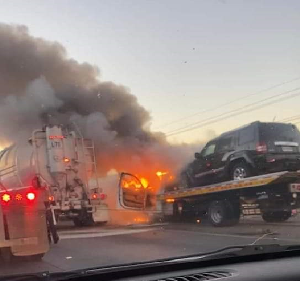 Choca y se incendia pipa cargada con gas, en autopista Querétaro-México, bloqueada carretera